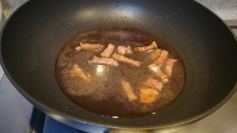 红烧牛肉面(宝宝版),煸炒一下,加水没过牛肉。大火煮开转小火慢炖。