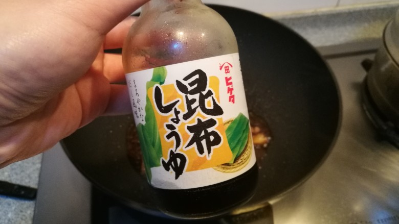 红烧牛肉面(宝宝版),煸炒几下,加<a style='color:red;display:inline-block;' href='/shicai/ 134948'>宝宝酱油</a>。
