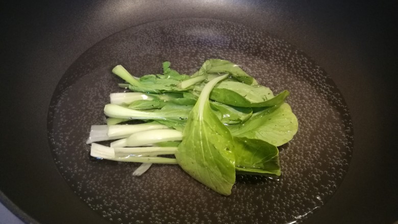 红烧牛肉面(宝宝版),热水烧开,青菜煮个一分钟捞出~