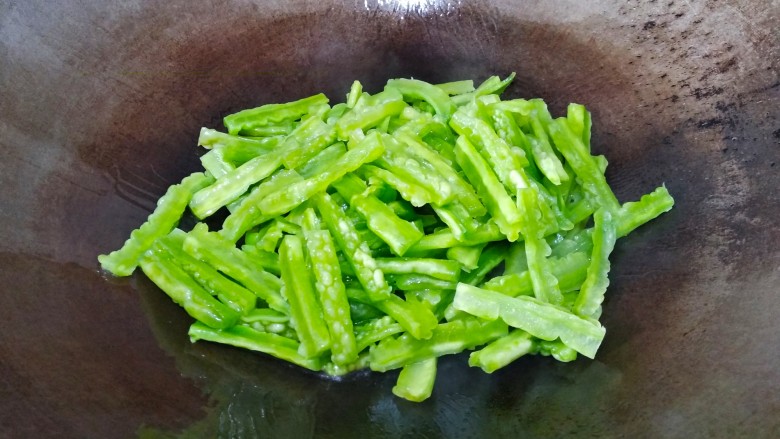 干煸苦瓜,油熟倒入苦瓜