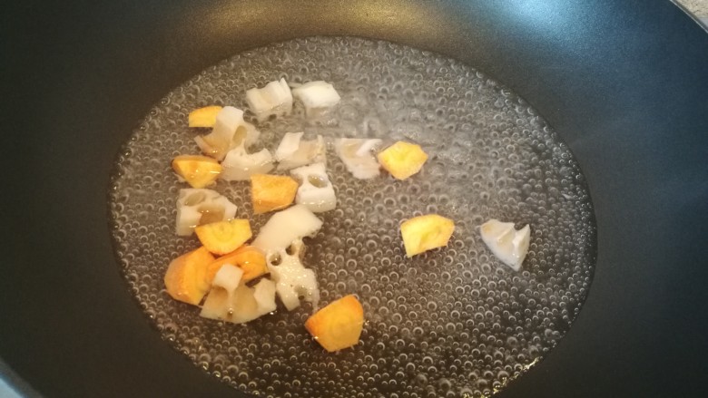 咖喱饭(宝宝款),蔬菜水焯一下~