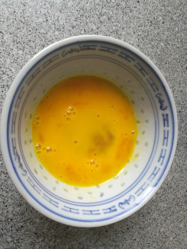 咖喱饭(宝宝款),鸡蛋液准备好。