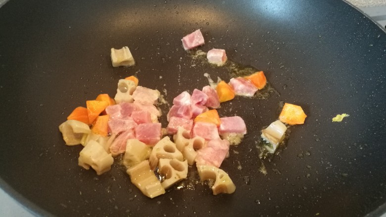咖喱饭(宝宝款),煸炒一下,倒入猪里脊。