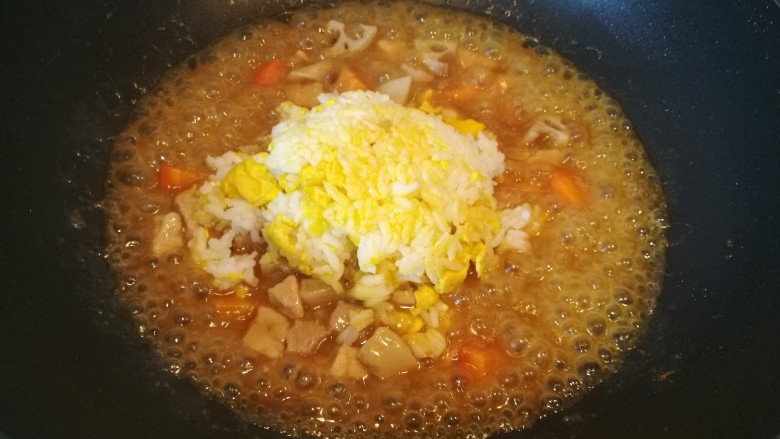 咖喱饭(宝宝款),烧至汁水不多的时候,倒入饭和蛋~煸炒至米饭被咖喱汁全部包裹住就OK了~