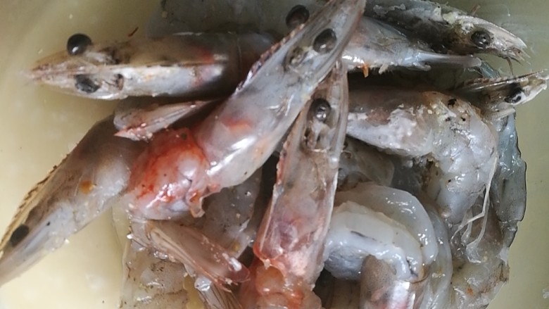 快手菜,芒果青豆炒虾仁,虾冰冻二十分钟取出,便于去壳