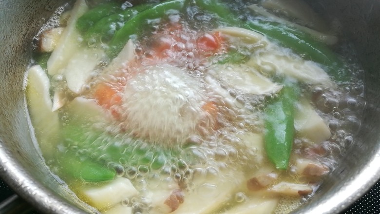 快手菜,芒果青豆炒虾仁,锅中水烧开,加入一勺盐、<a style='color:red;display:inline-block;' href='/shicai/ 851'>橄榄油</a>及青豆、鸡腿菇、胡萝卜。