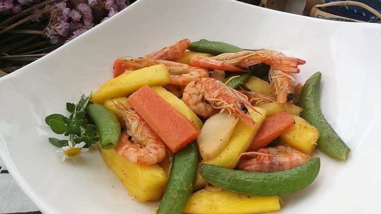 快手菜,芒果青豆炒虾仁,青豆、胡萝卜清甜、芒果甘甜,海虾鲜甜,洋甘菊百里香提鲜,搭一碗燕麦粥,美味又瘦身哦