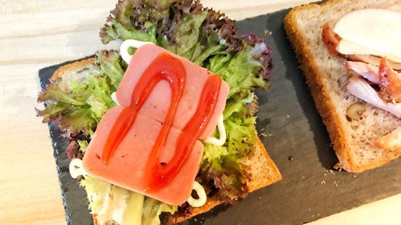 超美味全麦三明治🥪,然后放上三明治肠,挤上<a style='color:red;display:inline-block;' href='/shicai/ 46553'>蕃茄酱</a>。