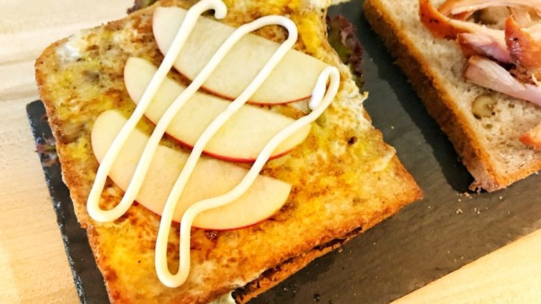 超美味全麦三明治🥪,摆上<a style='color:red;display:inline-block;' href='/shicai/ 102908'>苹果片</a>,挤上沙拉酱。