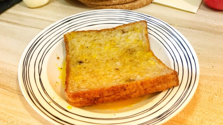 超美味全麦三明治🥪,取一片全麦面包片正反都裹上调好的蛋液,蛋液吸进面包片里会更好。(注意一下,只有一片沾了上蛋液)