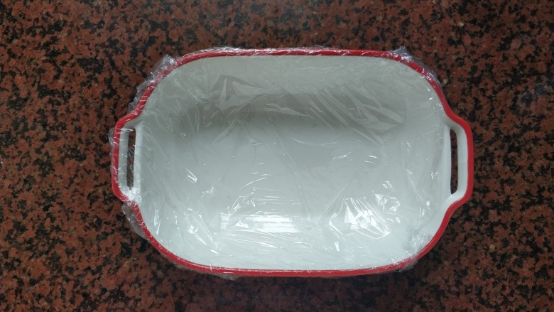 火龙果椰奶冻,准备一个模具或者比较平的碗,先铺上保鲜膜,方便凝固后,好脱模