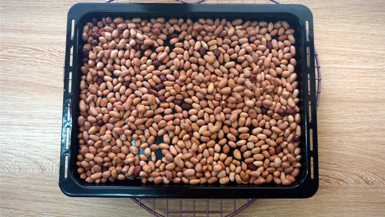 花生牛轧糖-kitty牛轧糖模具满模食谱,花生放入上下火150度的烤箱烘烤20分钟，冷却后去皮，然后放入烤箱中层，100度保温，将黄油也放入烤箱，热融化备用。
