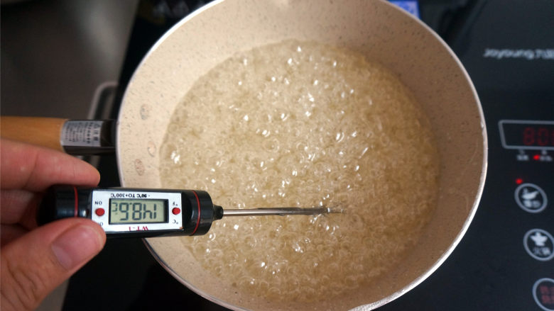 花生牛轧糖-kitty牛轧糖模具满模食谱,继续中小火熬制糖浆，夏天制作牛轧糖，糖浆温度建议熬至150度左右，测量温度时要将糖浆搅拌均匀，测出来的温度才稳定且准确。