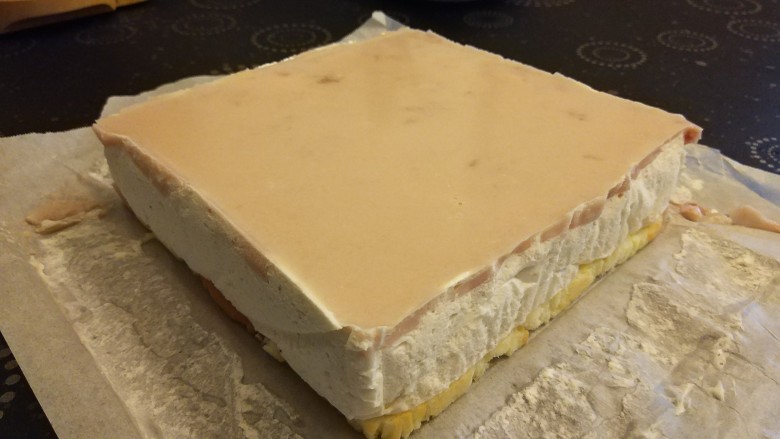 草莓奶冻慕斯-KT,制作:
1.吉利丁粉10克加100g冷水化开(10分钟),再隔水加热(奶糊备用)。
吉利丁粉5克加100g冷水化开(10分钟),再隔水加热(<a style='color:red;display:inline-block;' href='/shicai/ 10736'>草莓果酱</a>糊备用)。
