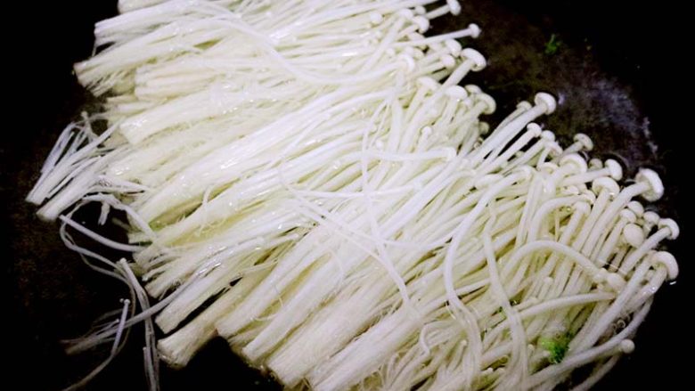 清爽可口的金针菇黄瓜卷,再将两种食材金针菇和西兰花捞出后,再过一遍凉水,这样可以使食材保持新鲜爽口。