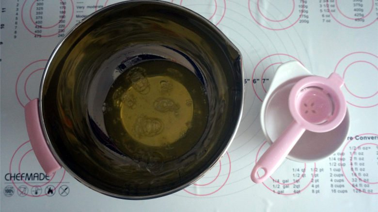 8寸kitty黄油蛋糕,分离出5个蛋清,上下火150度预热烤箱。将水浴盘也放入烤箱中下层同时预热。
