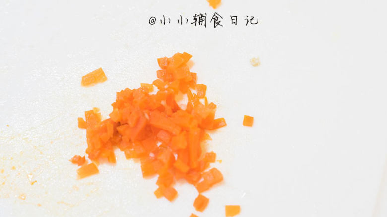 三色芝心饭团,4、 胡萝卜切成末 可以切更细一点会更好看