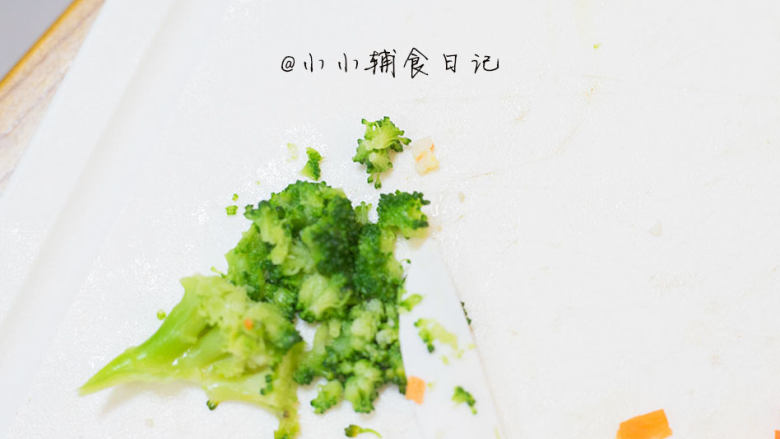 三色芝心饭团,5、 西蓝花去掉根部 把花的部分切碎备用