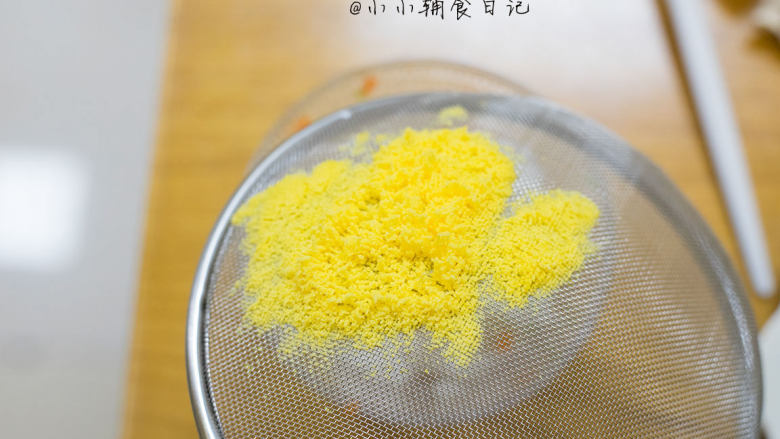 三色芝心饭团,7、 过筛后是这样的很细腻的