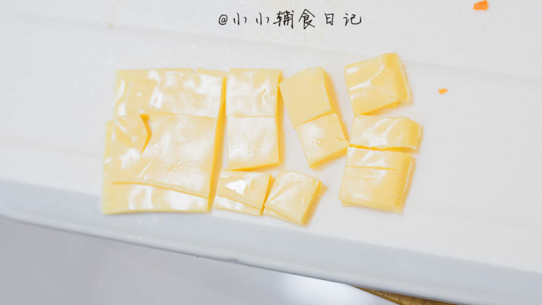 三色芝心饭团,8、 <a style='color:red;display:inline-block;' href='/shicai/ 935'>芝士</a>切成小颗粒备用