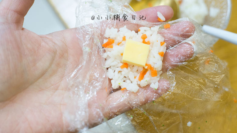 三色芝心饭团,10、 取一小块饭,加入一块芝士,用保鲜膜包起来