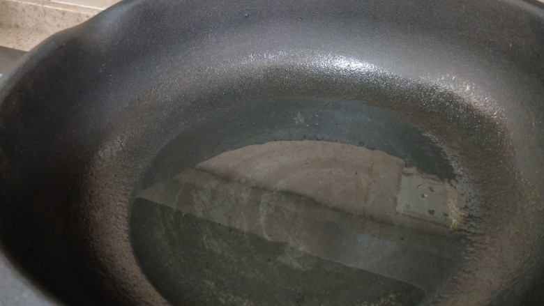 快手版红烧猪蹄,锅加热,倒入适量食用油