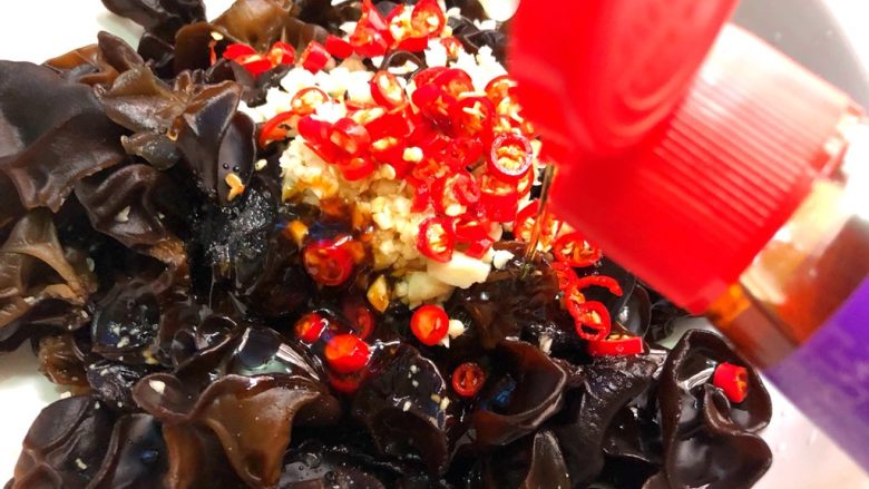 凉拌木耳,倒入10g<a style='color:red;display:inline-block;' href='/shicai/ 3738'>芝麻油</a>,搅拌均匀