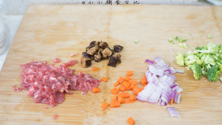 12个月以上辅食 牛肉香菇蛋炒饭,牛肉、胡萝卜、洋葱、西蓝花切丁备用,香菇洗净泡发