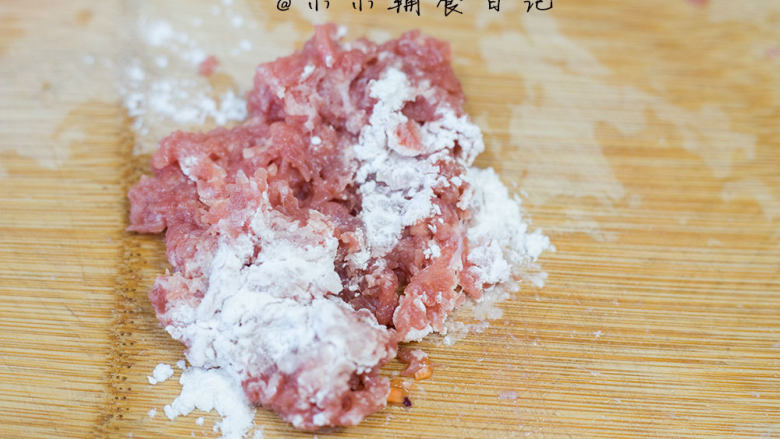 12个月以上辅食 牛肉香菇蛋炒饭,2、 牛肉用柠檬水泡一下去味以后,挤干水分加一小勺淀粉拌匀