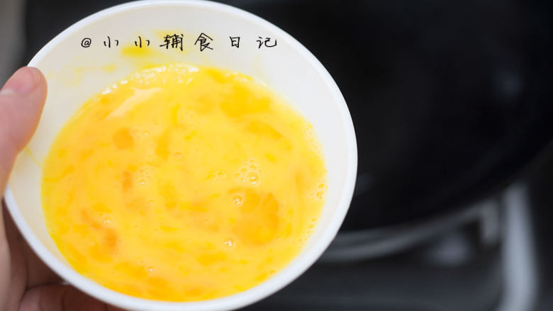 12个月以上辅食 牛肉香菇蛋炒饭,3、 鸡蛋打散加一点点水、放锅里炒