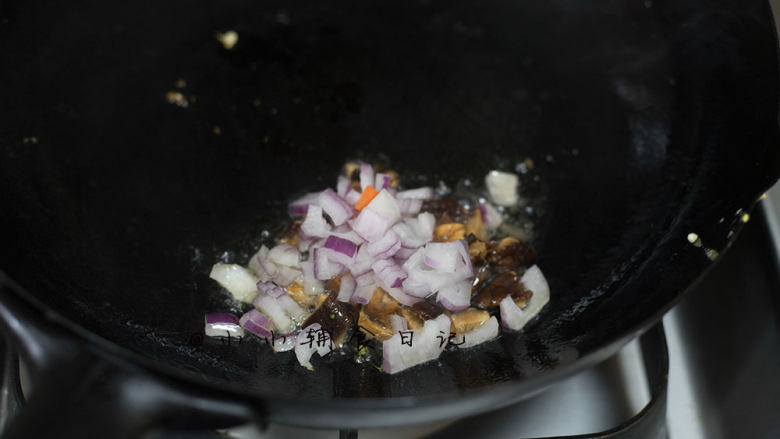 12个月以上辅食 牛肉香菇蛋炒饭,5、 重新锅里倒油,不要烧太热加入洋葱、香菇翻炒出香味