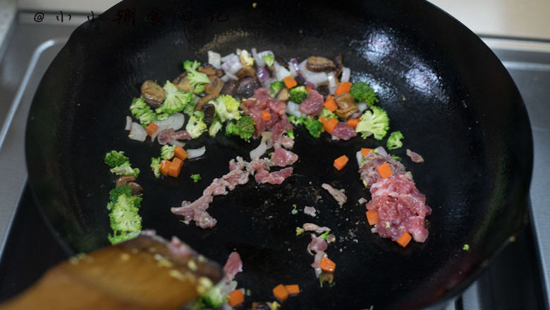 12个月以上辅食 牛肉香菇蛋炒饭,6、 加入西蓝花、牛肉、胡萝卜翻炒