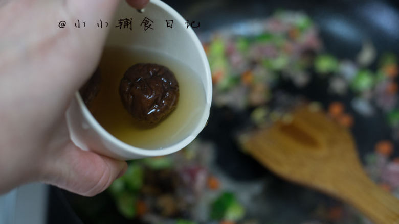 12个月以上辅食 牛肉香菇蛋炒饭,7、 倒入泡香菇的水,这个水比较香所以不要倒掉
,