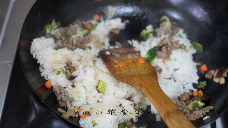 12个月以上辅食 牛肉香菇蛋炒饭,8、 加入熟米饭翻炒均匀