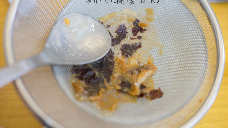辅食6M+&8M+ 山药红枣米糊,6、 用筷子夹出红枣过筛,就能去掉核跟皮,