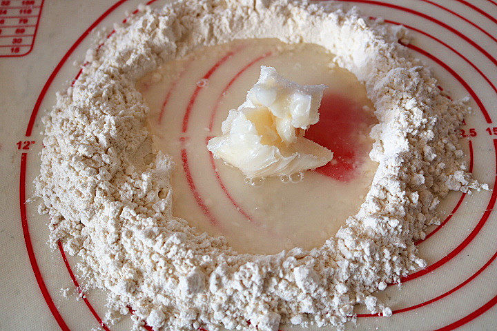 芝麻椒盐牛舌饼,油皮的食材:中粉100g,<a style='color:red;display:inline-block;' href='/shicai/ 406'><a style='color:red;display:inline-block;' href='/shicai/ 406'>猪油</a></a>35g,细砂糖10g,清水45g,全部材料混合。