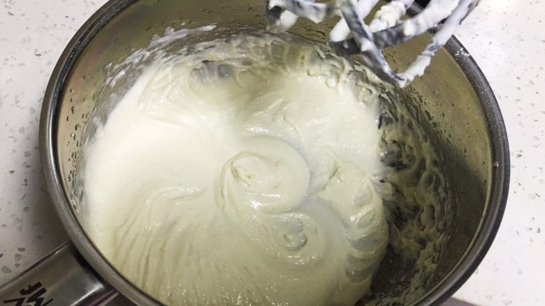 香葱肉松蛋糕卷,再搅打十几秒,无面粉颗粒为止。