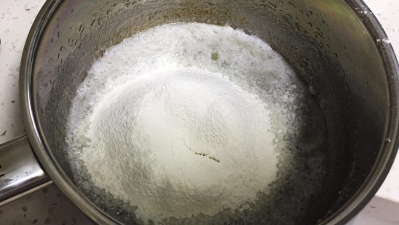 香葱肉松蛋糕卷,过筛低筋粉。
