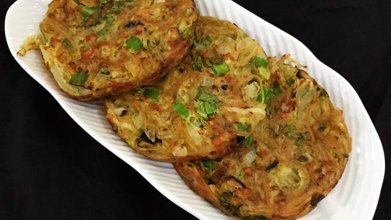 芦笋粉丝煎饼,装入盘中就可以享用啦