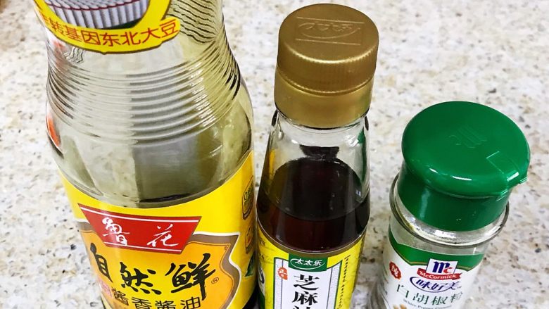芦笋粉丝煎饼,准备好调味料