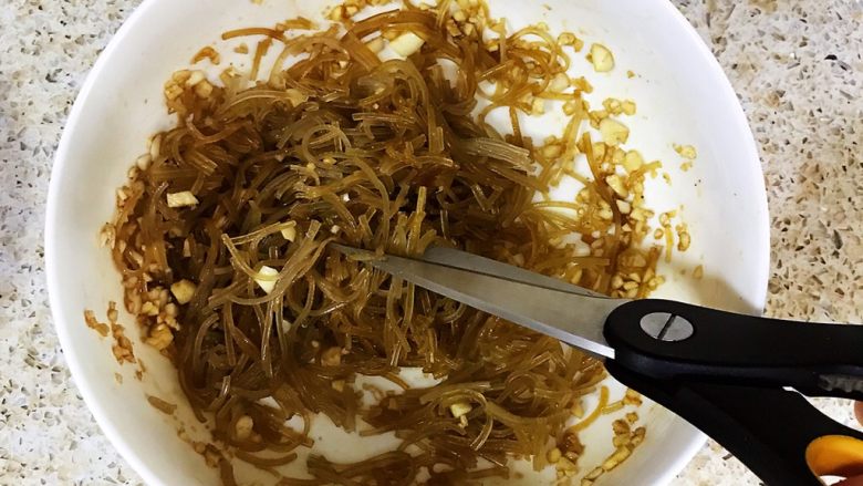 芦笋粉丝煎饼,用剪刀将粉丝剪碎一点