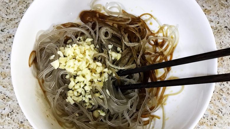 芦笋粉丝煎饼,粉丝放入大碗内，加入<a style='color:red;display:inline-block;' href='/shicai/ 692'>酱油</a>、<a style='color:red;display:inline-block;' href='/shicai/ 5506'>麻油</a>、蒜末、胡椒粉拌匀