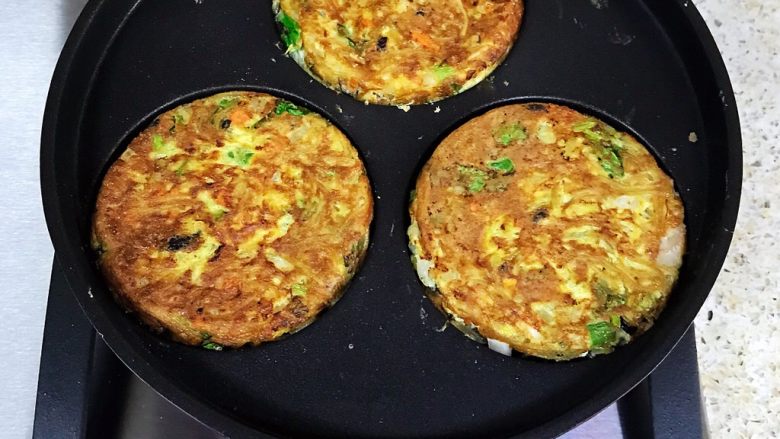 芦笋粉丝煎饼,翻面继续小火煎至金黄,蛋液定型即可出锅