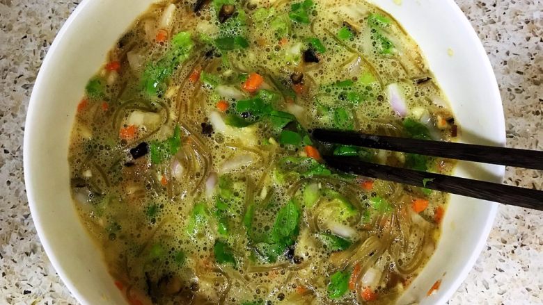 芦笋粉丝煎饼,搅拌均匀(我看鸡蛋液比较希,加了点生菜叶子)