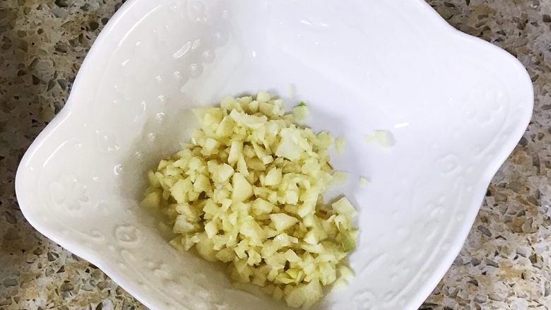 芦笋粉丝煎饼,将蒜切成蒜末备用