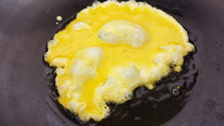 鸡蛋炒饭,然后锅里热油,把鸡蛋液倒进去,小火炒