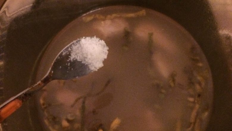 石斛麦冬百合瘦肉汤,放入适量的盐,试味即可。