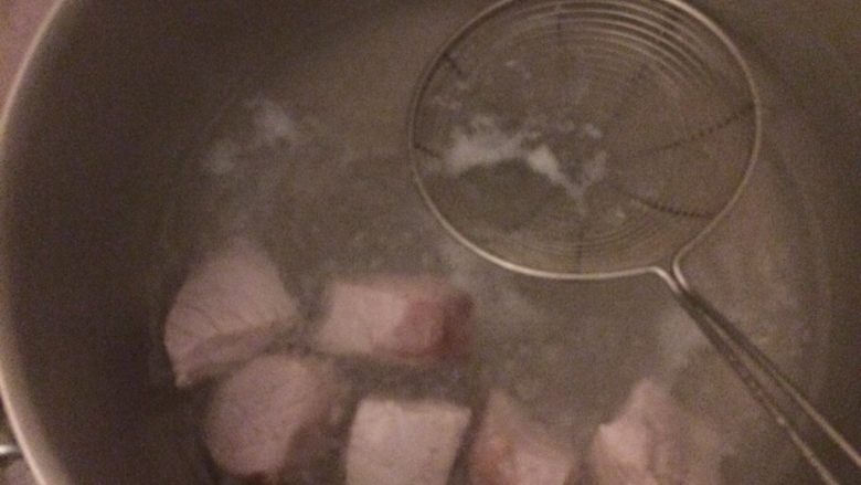 石斛麦冬百合瘦肉汤,焯水,捞出。