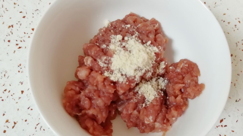 腊肉香菇糯米烧麦,放在碗里,加入<a style='color:red;display:inline-block;' href='/shicai/ 813'>鸡粉</a>和1小勺食用油搅拌均匀,腌制15分钟左右。
