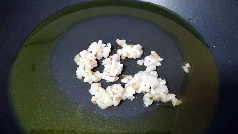 腊肉香菇糯米烧麦,不粘锅倒入适量的食用油烧热,下入腊肉肥的部分,小火炒至变成透明状。
